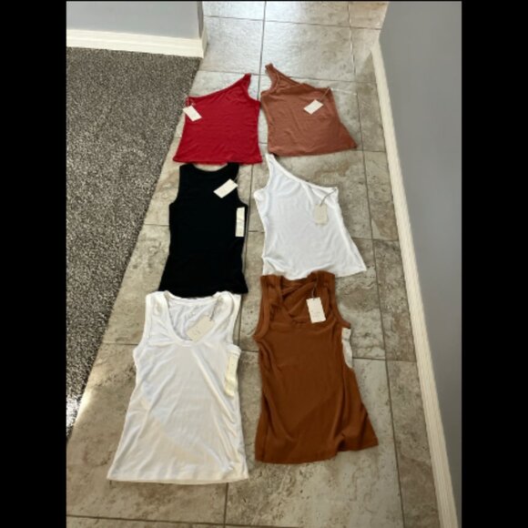 ❤️3/$12 Tank Top Bundle Includes 6 NWT (5 size small & 1 size medium) - Picture 1 of 6
